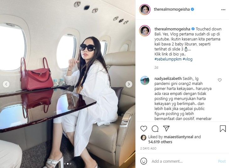 Potret Momo Geisha liburan ke Bali. (Instagram/therealmomogeisha)