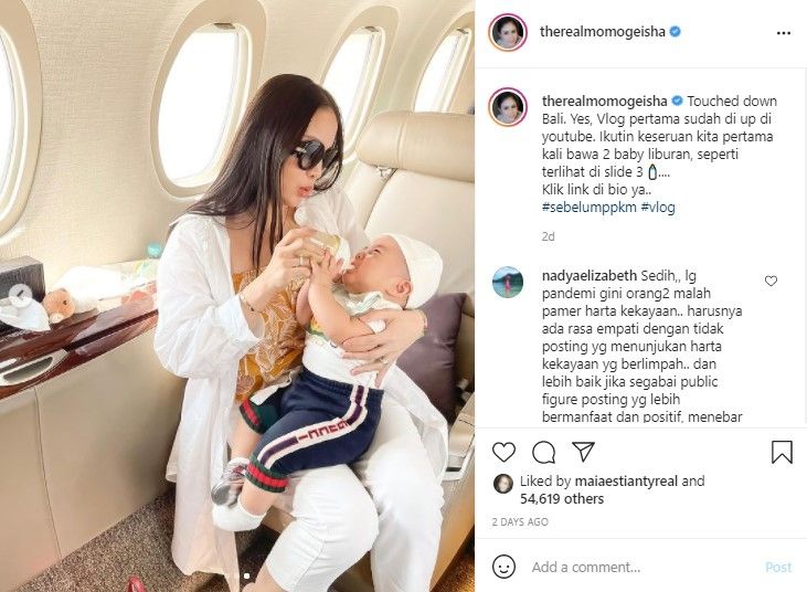 Potret Momo Geisha liburan ke Bali. (Instagram/therealmomogeisha)