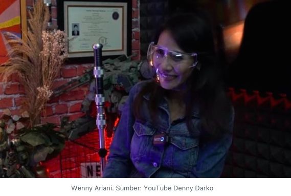 Wanita W di akun Youtube Denny Darko