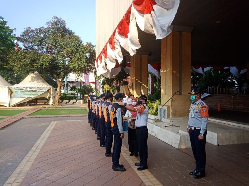 Kepala Dishub DKI Jakarta Syafrin Liputo mencopot pakaian dinas delapan petugas Dishub, Jumat (9/7/2021). Para petugas yang berstatus Penyedia Jasa Lainnya Perorangan (PJLP) atau kontrak itu dipecat setelah ketahuan nongkrong di warkop saat PPKM Darurat. [Suara.com/Fakhri]