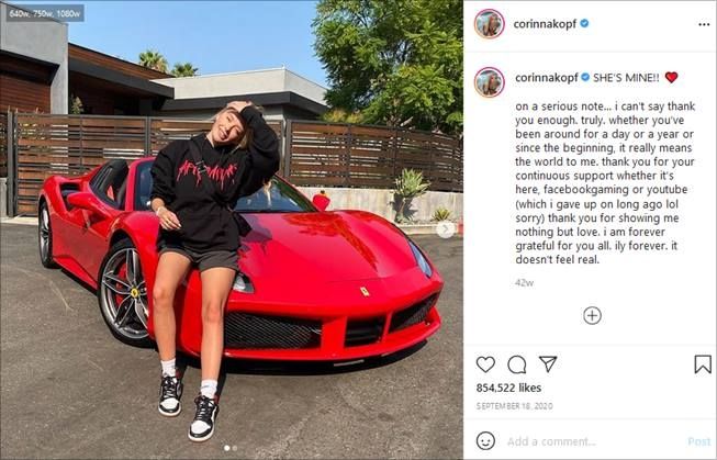 YouTuber Corinna Kopf punya Ferrari senilai Rp5,7 miliar. (Instagram/@corinnakopf)