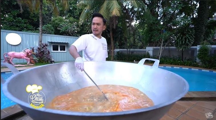 Momen Ruben Onsu dan Sarwendah Masak Seblak [YouTube/The Onsu Family]