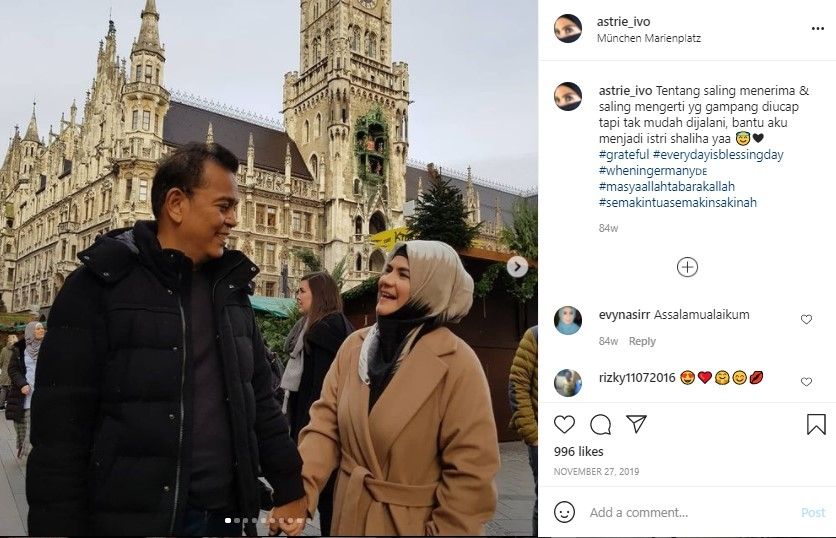 Potret kebersamaan Astri Ivo dan suami. (Instagram/astrie_ivo)