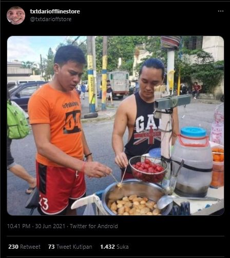 Lagi Asyik Jajan Bakso Pentol, Aksi Tak Sengaja Dua Pria Ini Jadi Sorotan Publik. (Twitter/@txtdarioffstore)