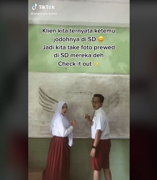 Viral Pasangan Foto Prewedding Konsep Anak SD (tiktok.com/@aramspictures)