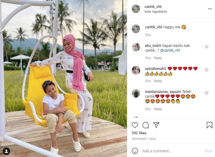 Potret anak bungsu Charly Van Houten. (Instagram/cantik_vht)