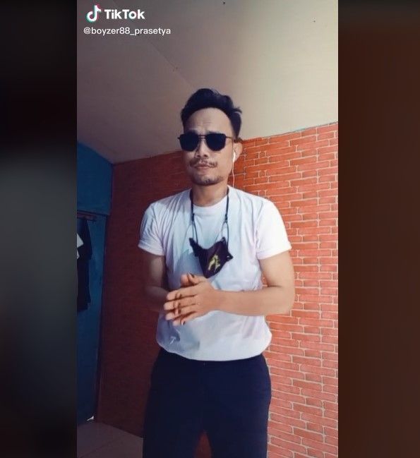 Potret TikToker yang parodikan Ayan Rozak. (YouTube/boy88_prasetya)