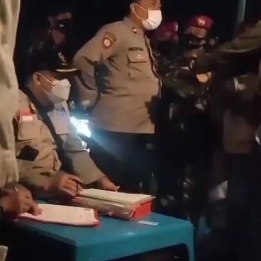 Bos warkop ngamuk semprot polisi warungnya dibubarka.