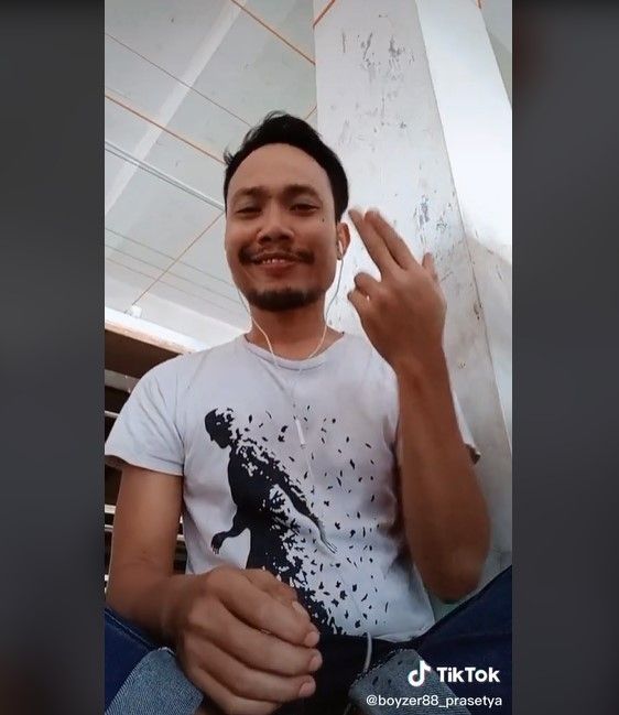 Potret TikToker yang parodikan Ayan Rozak. (YouTube/boy88_prasetya)