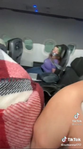 Penumpang wanita dilakban di pesawat. (TikTok/@notkenna1717/lol.ariee)
