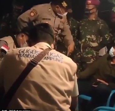 Bos warkop ngamuk semprot polisi warungnya dibubarka.