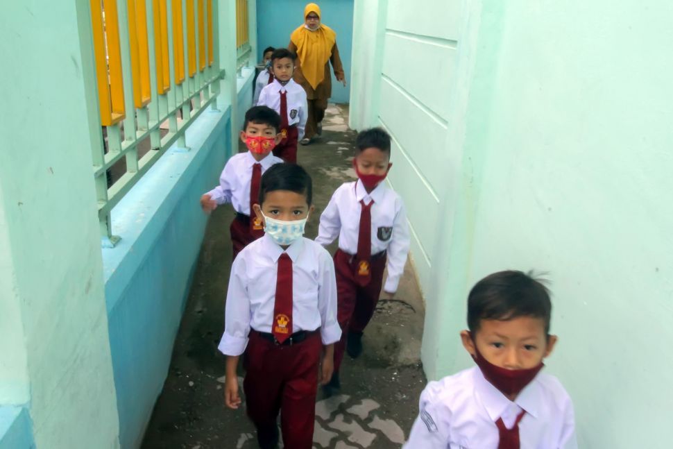 Siswa mengikuti kegiatan pengenalan lingkungan sekolah pada hari pertama pembelajaran di SDN 1 Lhokseumawe, Aceh, Senin (12/1/2021). ANTARA FOTO/Rahmad
