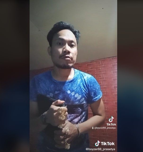 Potret TikToker yang parodikan Ayan Rozak. (YouTube/boy88_prasetya)