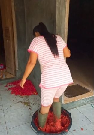 Wanita injak-injak makanan. (Tiktok)