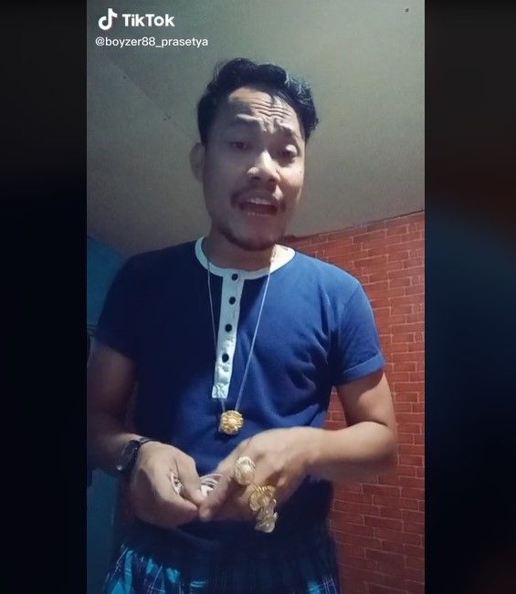 Potret TikToker yang parodikan Ayan Rozak. (YouTube/boy88_prasetya)