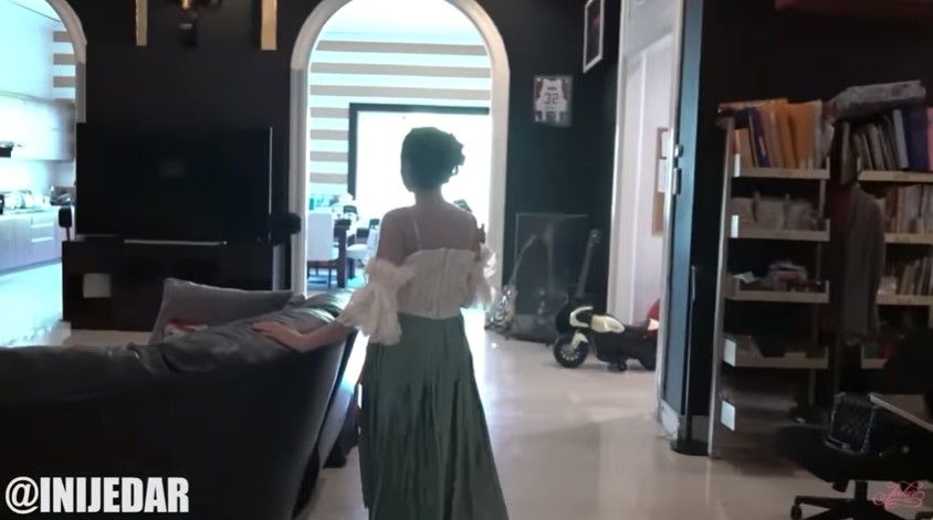 Potret rumah Nia Ramadhani. (YouTube/Jessica Iskandar)