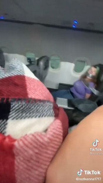 Penumpang wanita dilakban di pesawat. (TikTok/@notkenna1717/lol.ariee)