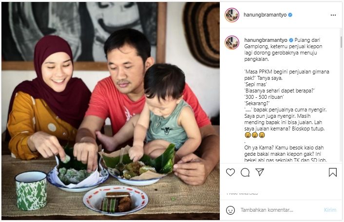Hanung Bramantyo papasan dengan penjual klepon saat pulang dari Gamplong (Instagram).