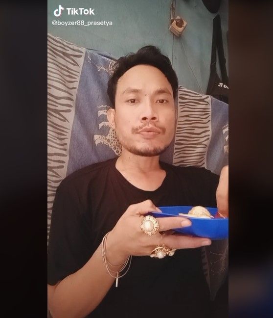 Potret TikToker yang parodikan Ayan Rozak. (YouTube/boy88_prasetya)