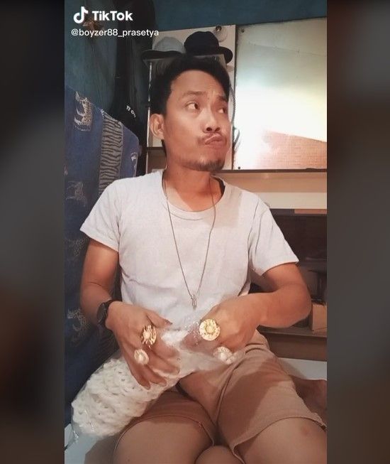 Potret TikToker yang parodikan Ayan Rozak. (YouTube/boy88_prasetya)