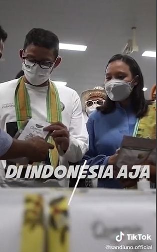 Sandiaga Uno bikin challenge 'Welcome to Indonesia'. (Tiktok/sandiuno.official)