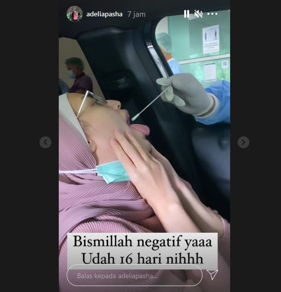 Adelia Pasha menjalani tes PCR. [Instagram]