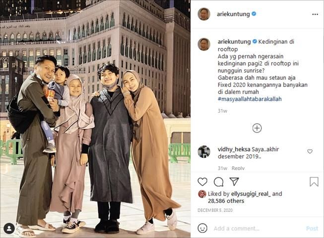 Gaya busana Arie Untung setelah mantap hijrah. (Instagram/@ariekuntung)