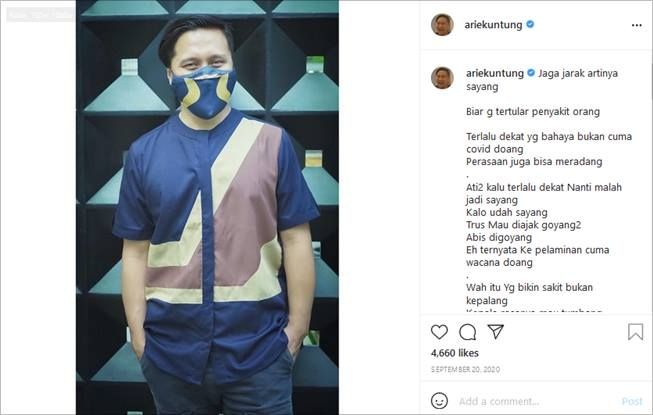 Gaya busana Arie Untung setelah mantap hijrah. (Instagram/@ariekuntung)