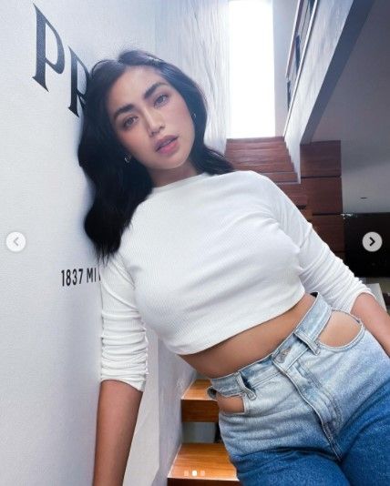 Jessica Iskandar Seksi Pakai Atasan Crop Top Alisnya Bikin Salfok