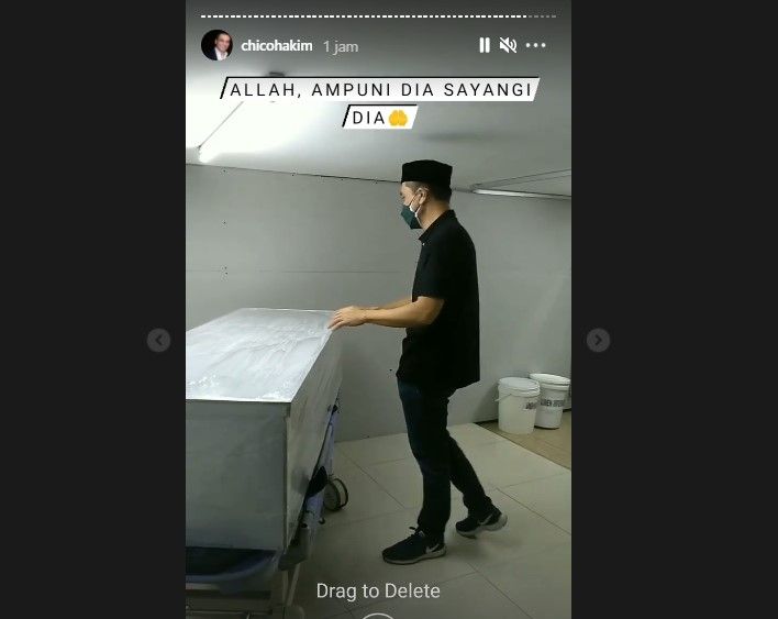 Chiko Hakim menyolatkan sang istri (Instagram)