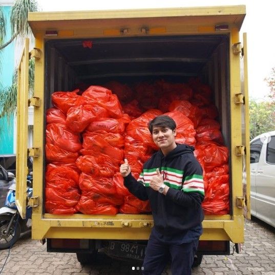 Rizky Billar menunjukkan barang donasi (Instagran)