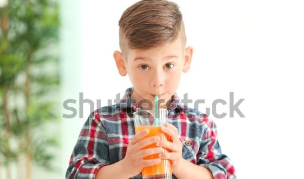 Anak Minum Jus [Shutterstock]
