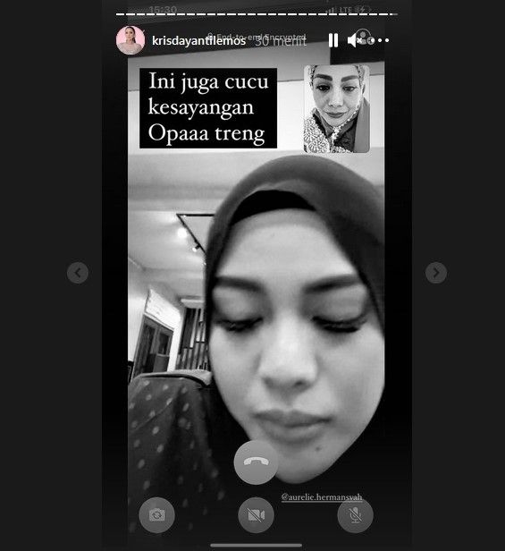 Krisdayanti dan Aurel Hermansyah melakukan sambungan video call. Keduanya menangis karena ayah KD yang juga sekaligus kakek Aurel, Trenggono meninggal dunia di usia 79 tahun, Kamis (15/7/2021) di Bali. [Instagram]