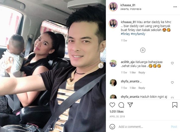 Potret kemesraan Choky Andriano dan istri. (Instagram/ichaaaa_81)