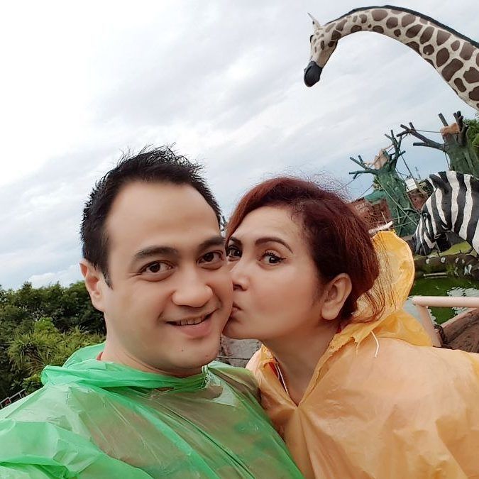 Potret Mesra Ferry Irawan dan Istri. (Instagram/angginovitaofficial)