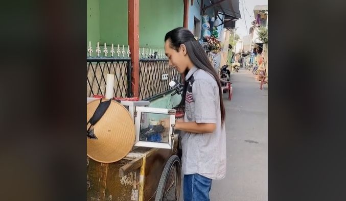 Penjual jamu berparas menarik yang viral. (TikTok)