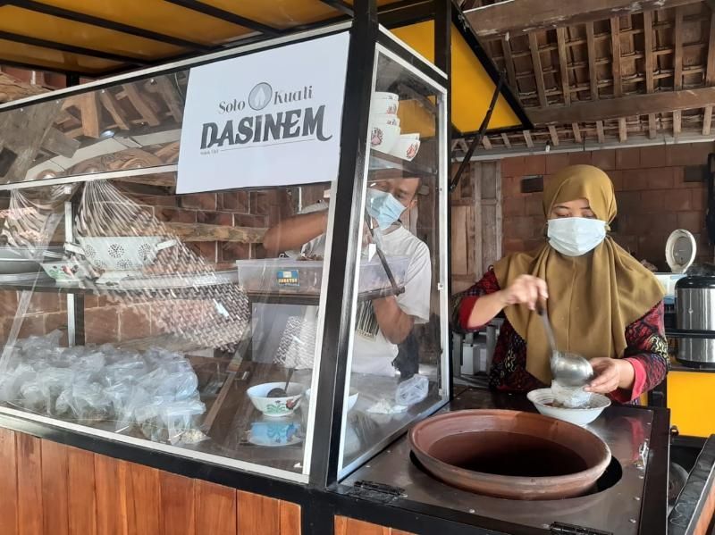 Proses pembuatan ratusan paket soto untuk dibagikan ke sejumlah warga yang jalani isolasi mandiri di Kecamatan Sleman, Jumat (16/7/2021). (Dokumentasi Warung Soto Dasinem).