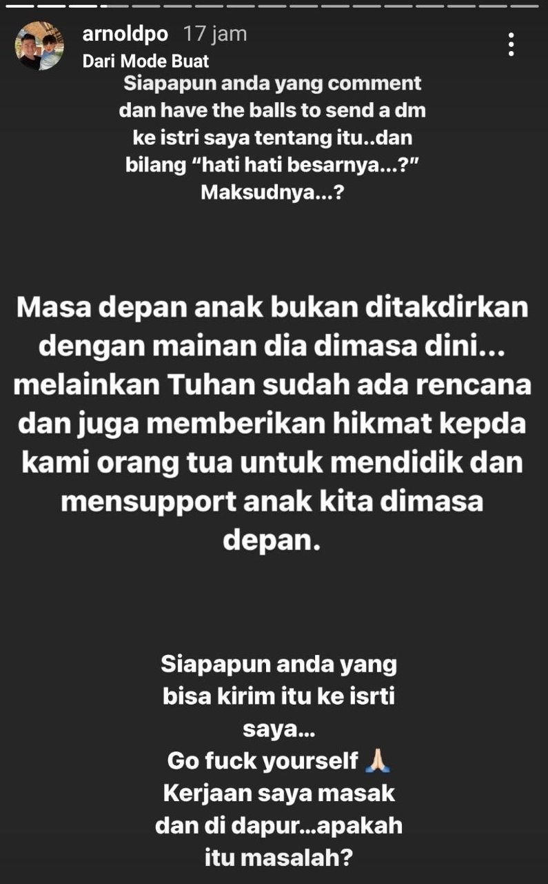 Chef Arnold emosi putranya dikritik gara-gara bermain sapu dan dianggap mainan perempuan oleh netizen. [Instagram]