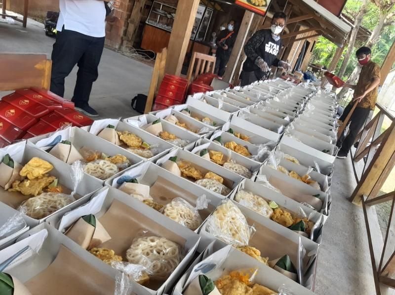 Proses pembuatan ratusan paket soto untuk dibagikan ke sejumlah warga yang jalani isolasi mandiri di Kecamatan Sleman, Jumat (16/7/2021). (Dokumentasi Warung Soto Dasinem).