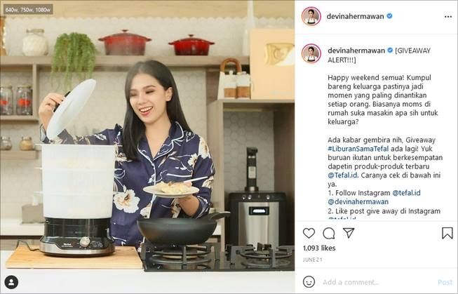 Potret Chef Devina Hermawan di dapur. (Instagram/@devinahermawan)