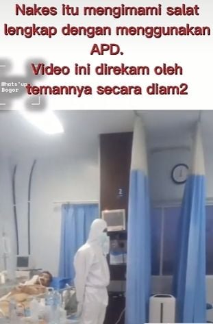 Nakes jadi imam salat pasien covid-19. (Tiktok)