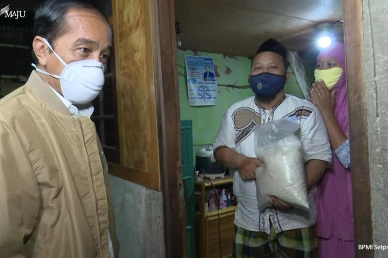 Tangkap layar Presiden RI Joko Widodo membagikan paket obat dan sembako kepada warga di Jakarta Utara, Kamis (16/7/2021) malam. ANTARA/Desca Lidya Natalia 