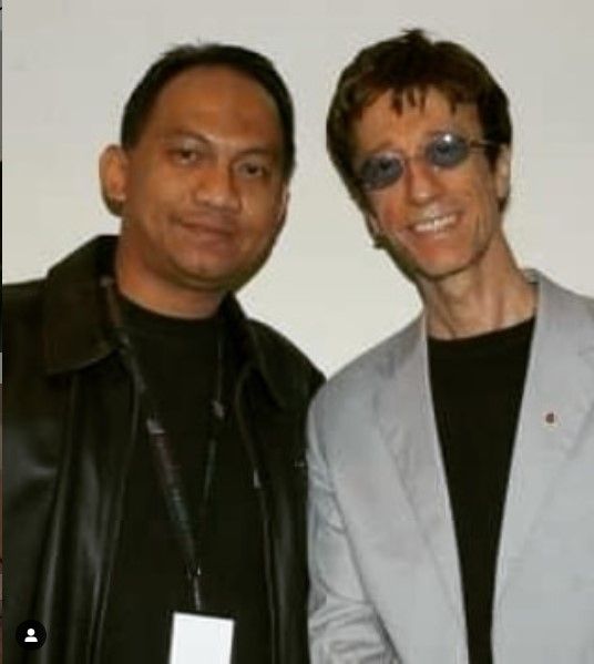 Tommy Pratama dan Robin Gibb dari Bee Gees. [Instagram]