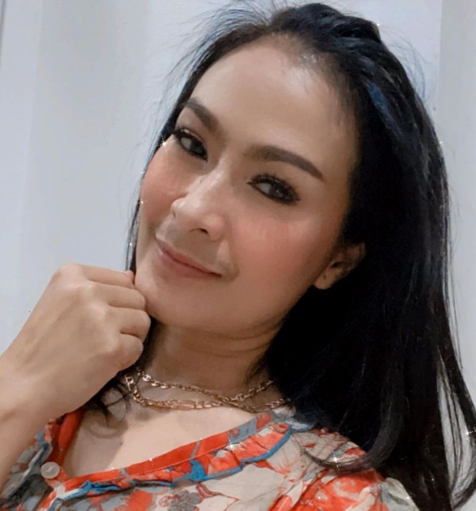 Iis Dahlia mengaku hanya sibuk di rumah selama PPKM Darurat. [Instagram]