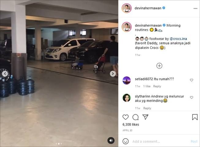 Garasi mobil di rumah mewah Chef Devina Hermawan. (Instagram/@devinahermawan)