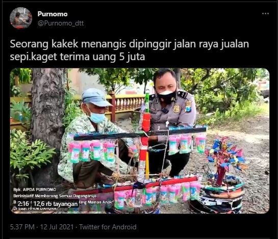 Polisi bagi uang ke pedagang mainan. (Twitter/@purnomo_dtt)