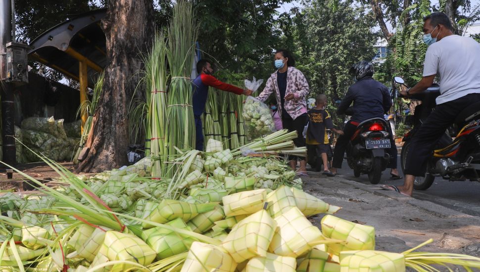 Warga membeli kulit ketupat  di Pasar Palmerah, Jakarta Pusat, Minggu (18/7/2021). [Suara.com/Alfian Winanto]