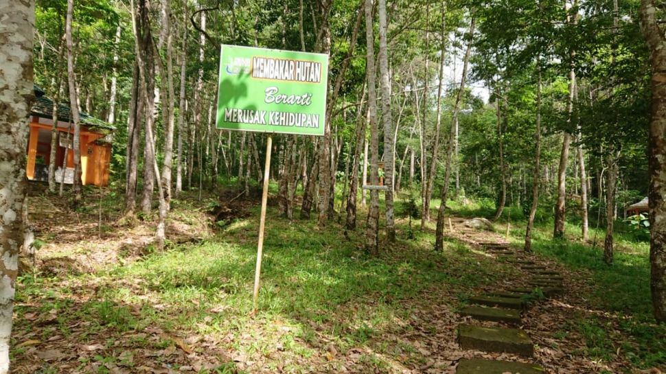 Pintu masuk di kaki Bukit Cogong [Tasmalinda/suara.com}