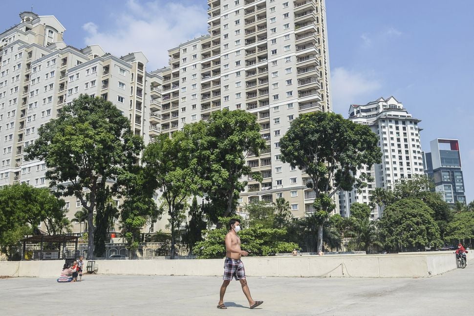 Warga berolahraga di kawasan Kemayoran, Jakarta, Minggu (18/7/2021). ANTARA FOTO/M Risyal Hidayat