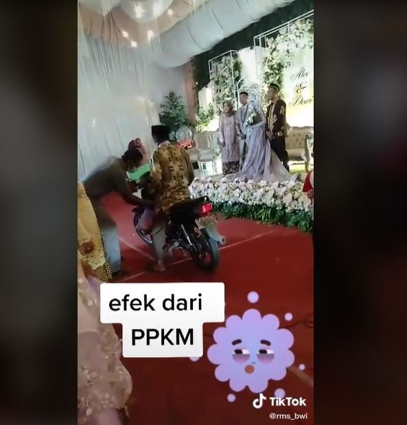 Viral Pernikahan Drive Thru, Motor Lewat Depan Pelaminan (tiktok.com/@rms_bwi)